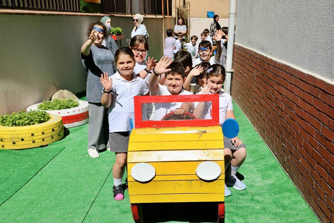 Eski otobüs parçaları, İETT ustalarının elinde çocuk parkına dönüştü 7